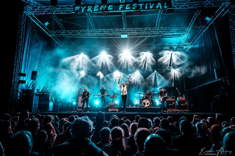 Le chanteur Cali sur la scène du Pyrène Festival. Crédit Photo Erwan Auvray